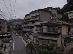 周辺の家並みを大きく逸脱する船岡山マンション