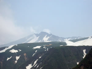 そびえ立つ鳥海山