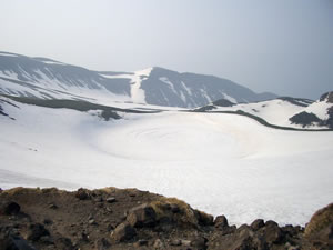 雪に埋まった鳥海湖