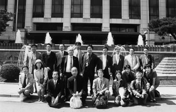 韓国憲法裁判所の表玄関前にて