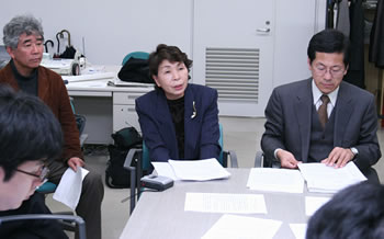 勝利和解後、京都地裁にて記者レクを行う畠山氏、村井弁護士、支援者野村さん