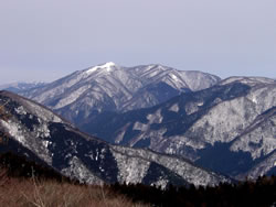 皆子山山頂から武奈ヶ岳を望む