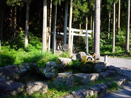 坊村登山口にある水神社と湧き水